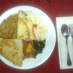 Indomie Goreng Dadar Gulung Dengan Nasi Rames